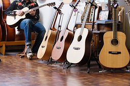Man spielt Gitarre