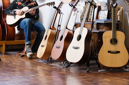 L'homme jouant de la guitare