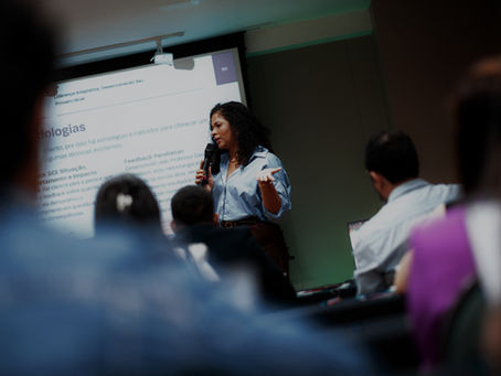 Élida de Farias em uma palestra