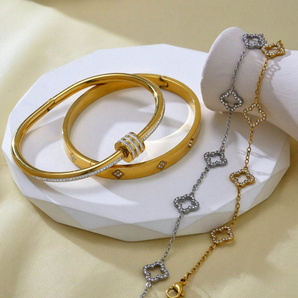 Elegant Female Stainless Steel Bracelet With Zircon Four-Leaf Clover Design Holl