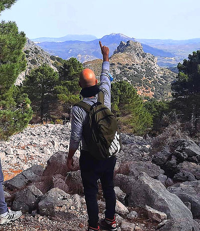 Imagen de Contacto, dos personas de espalda mirando y señalando el horizonte en un entorno natural.