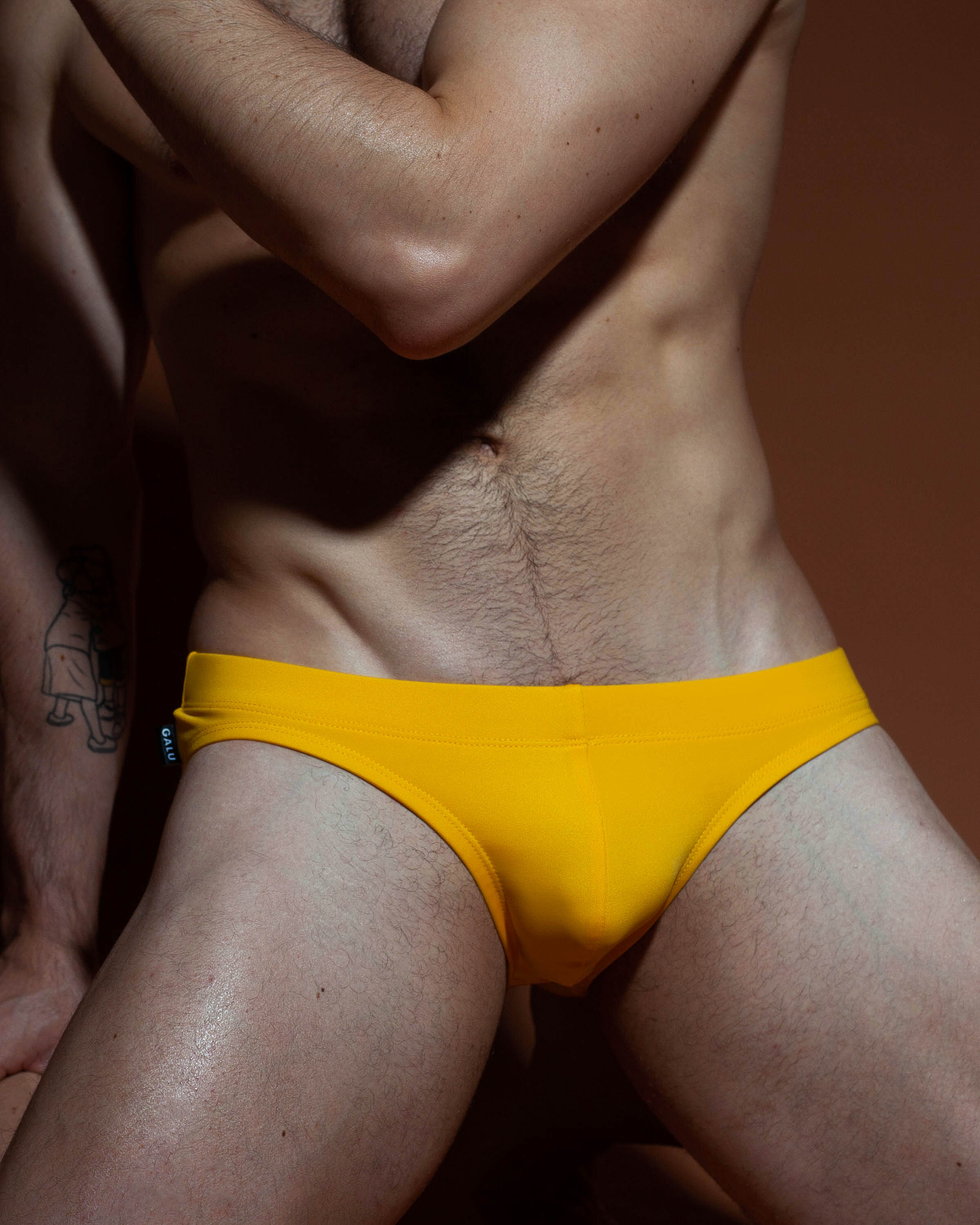 yellow lowrise brief, bañador amarillo