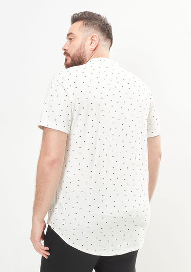 Hadi wearing a black short sleeved shirt, back facing on the camera