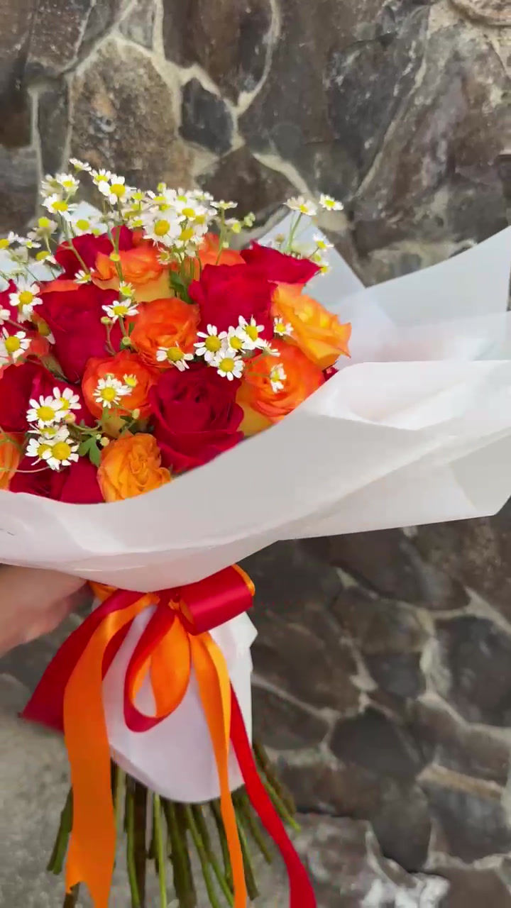 Thumbnail: Buchón Style Bouquet 50 Roses & Chamomile