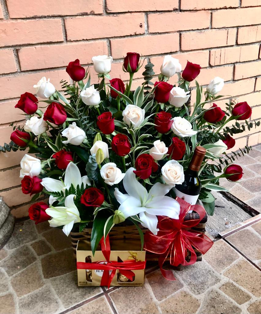 Thumbnail: Chest of 36 Roses R&W Ferrero & Wine