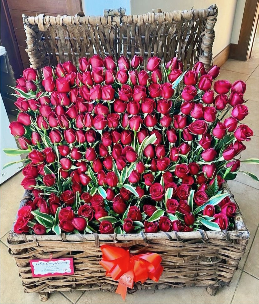 Thumbnail: Chest of 180 Red Roses