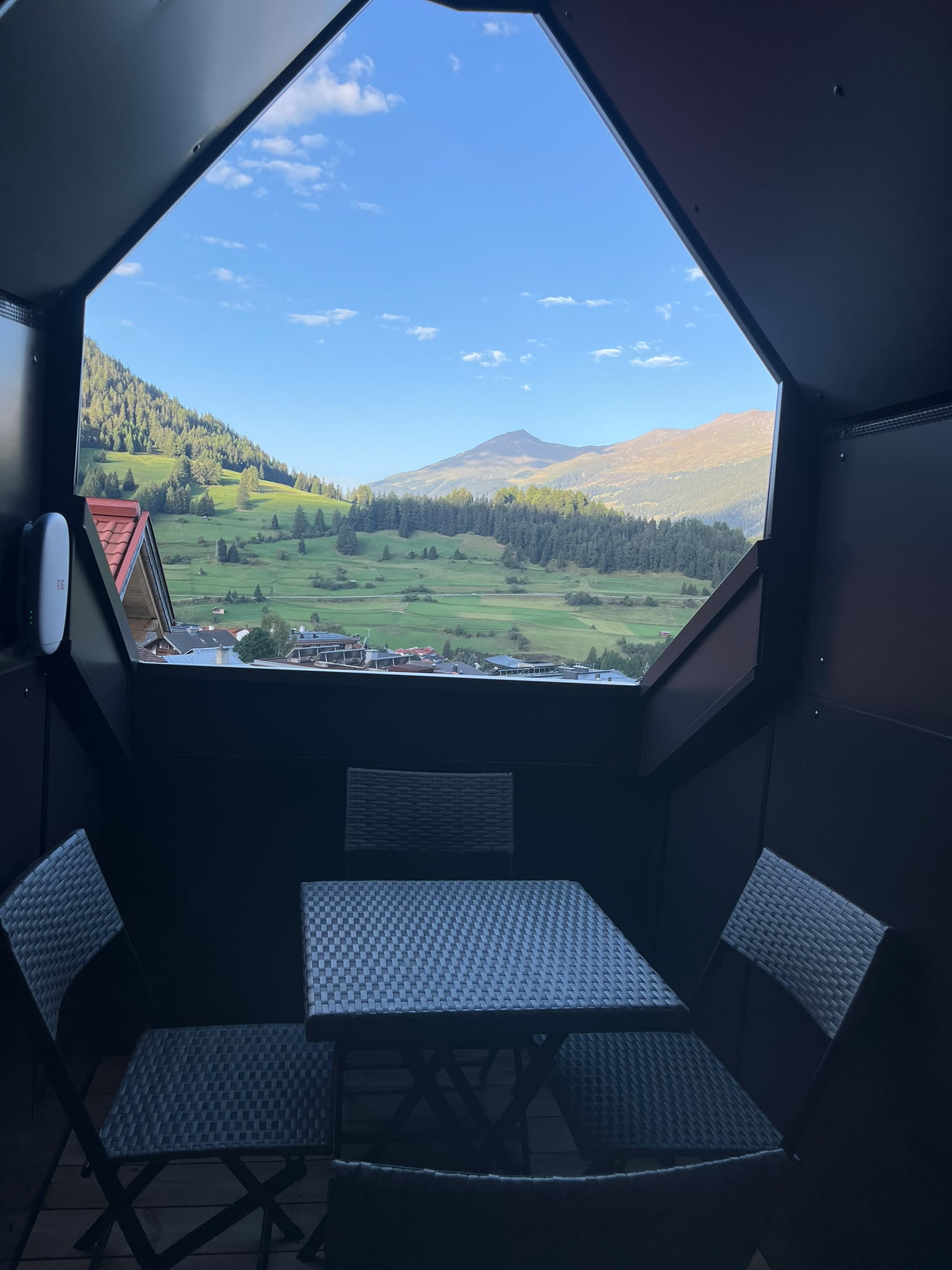 Geschützter Sitzplatz mit Bergblick