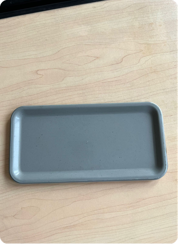 Perlengkapan Rumah: Nampan untuk penyajian.