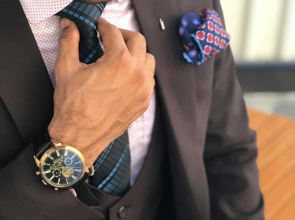 Un homme en costume cravate qui porte une montre Patek Philippe