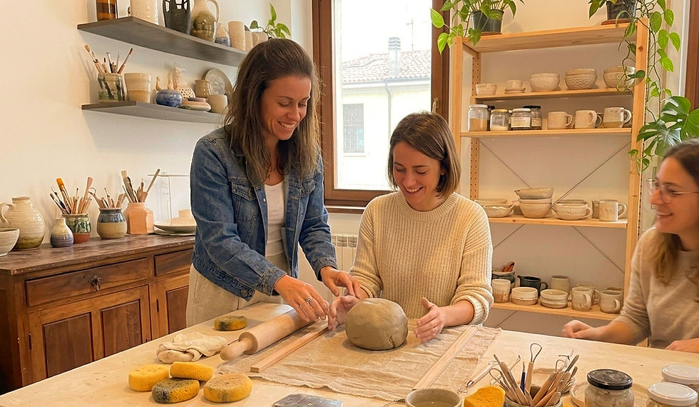 Mulheres participando de cursos no atelier de cerâmica.