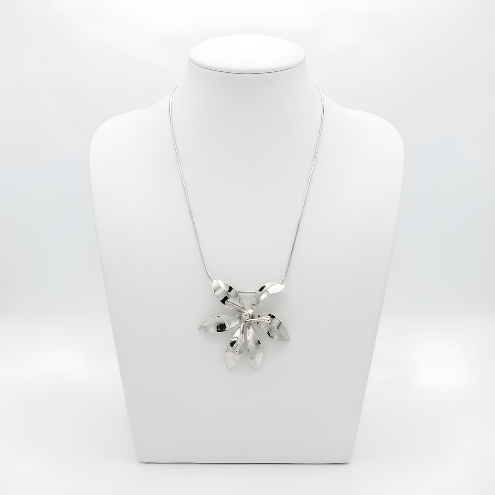Miniatura: Colar Flor Rainha em metal com 45 cm de comprimento, pingente de 4,5 cm e extensor.
