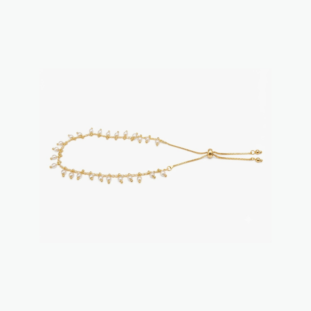 Pulseira Cachinhos Pérola ajustável em metal com pérola sintética medindo 28 cm.