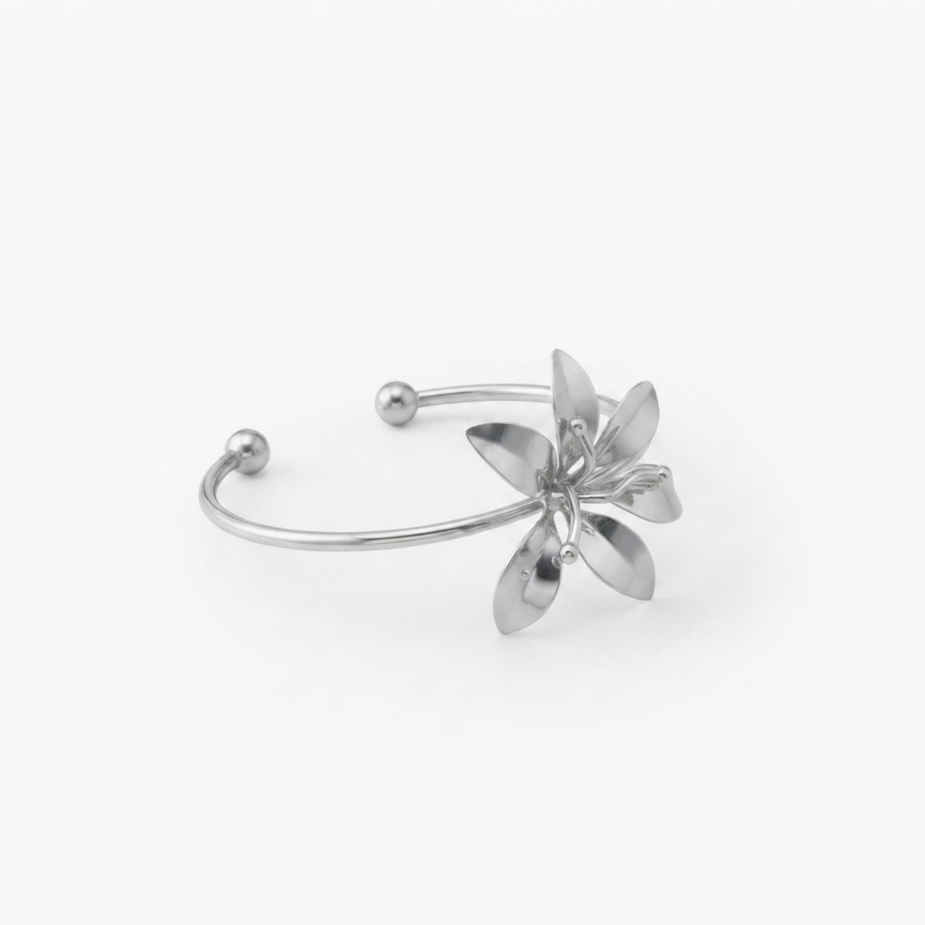 Bracelete Flor Rainha em metal com detalhe floral e medidas de 7 x 5 cm.