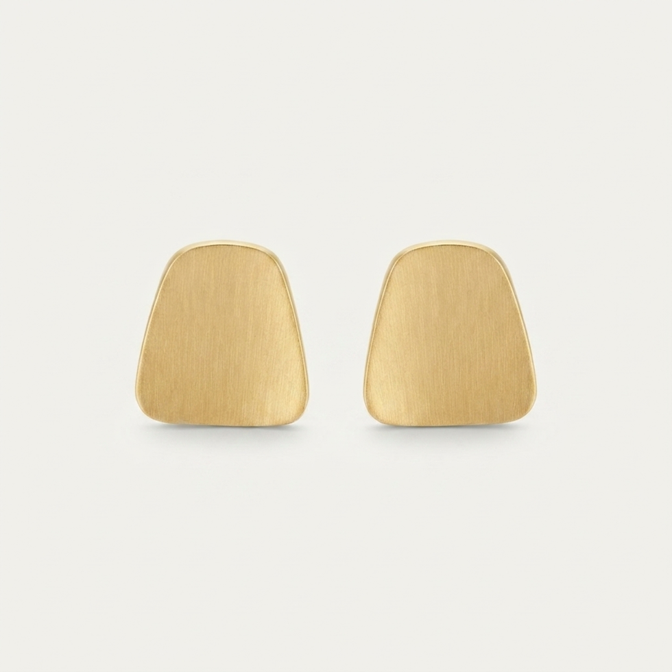 Conheça o Brinco de Pressão Liso Round em metal. Uma peça de 1,5 x 1,7 cm ideal para compor o seu visual com elegância e muit