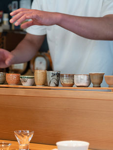 京都・烏丸三条の日本茶サロン茶房野窓で、職人が湯呑みを準備している様子