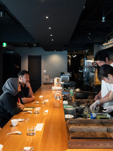 京都・烏丸三条にある茶房野窓の店内、ゲストがくつろぐ様子