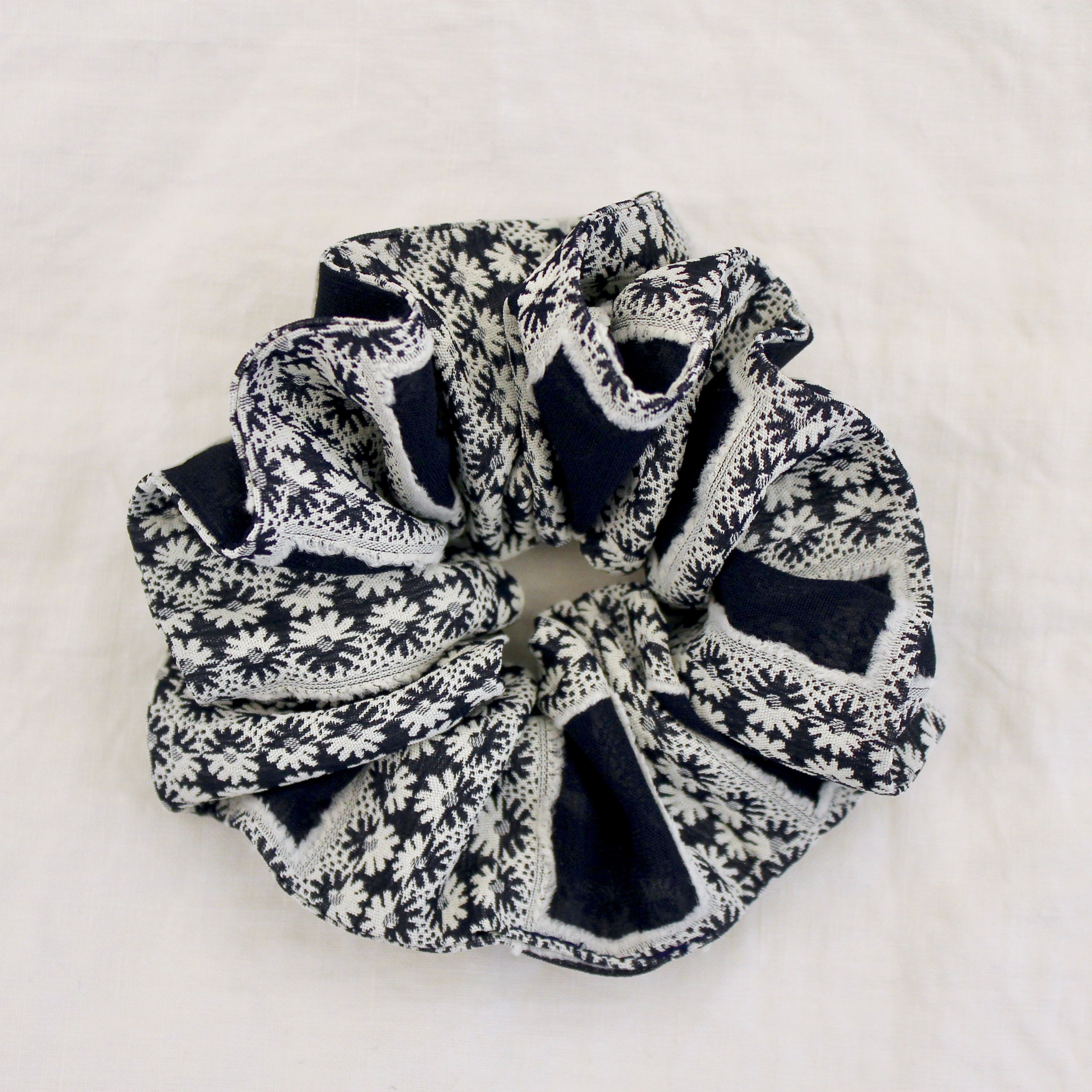 Chouchou oversized motif fleurs marine et blanc