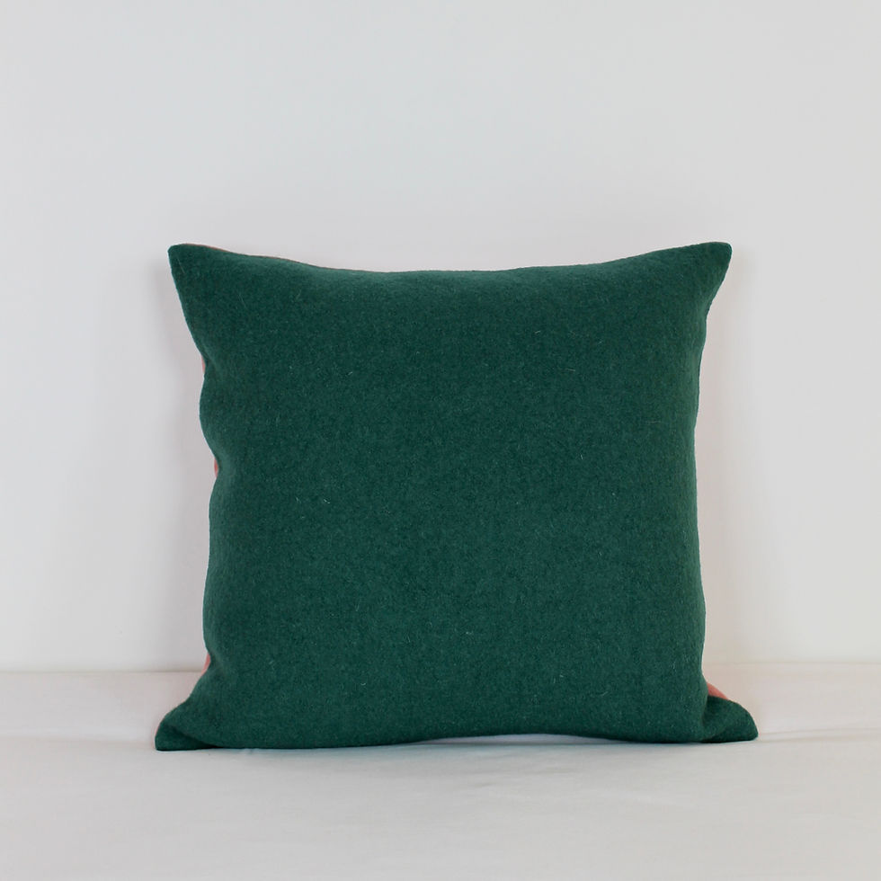 Thumbnail: Coussin carré lainage vert / velours rose