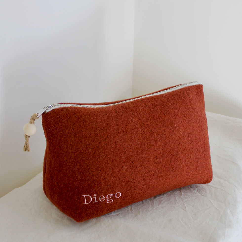 Miniature : Trousse de toilette Trapèze en laine, avec broderie