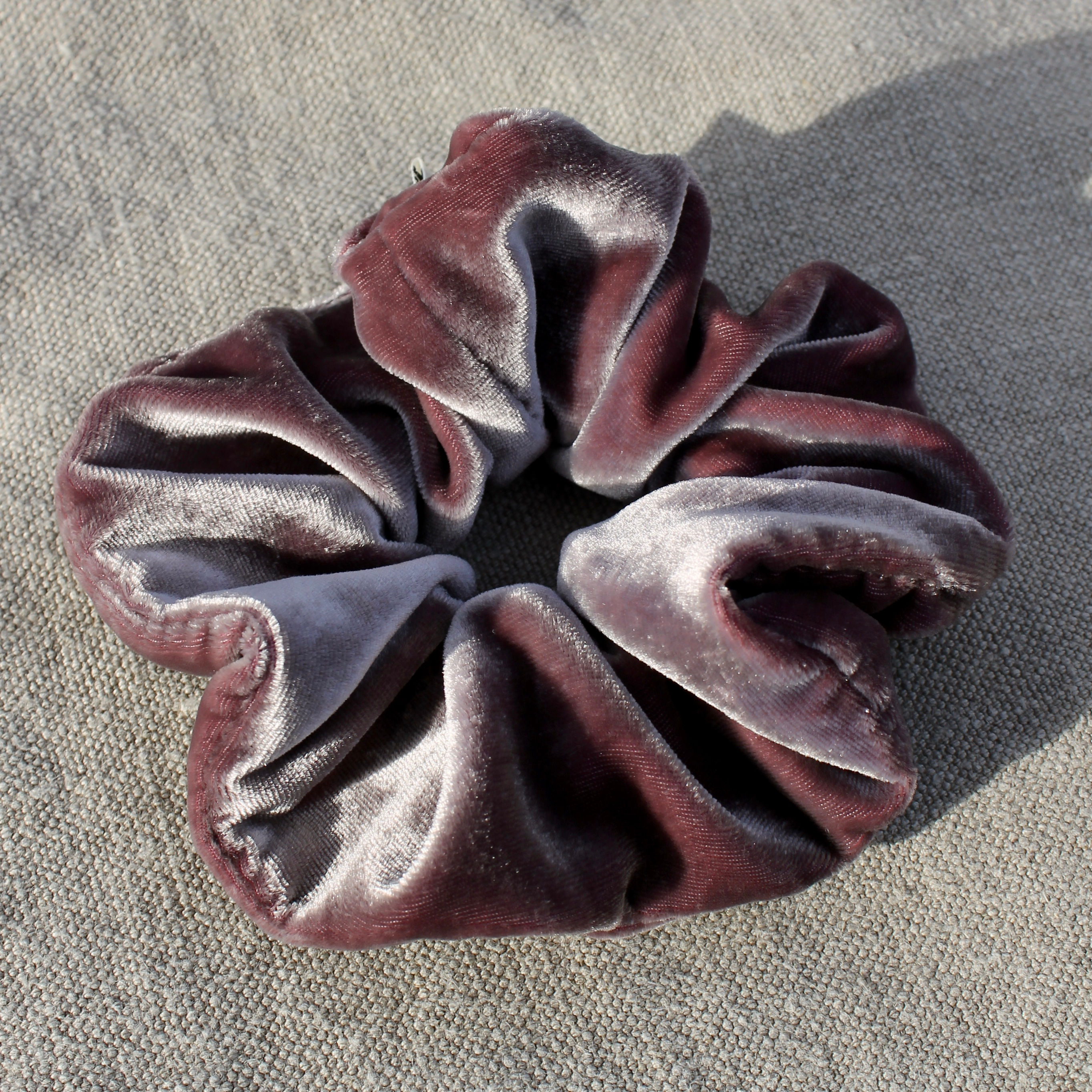 Chouchou oversized en velours de soie aubergine