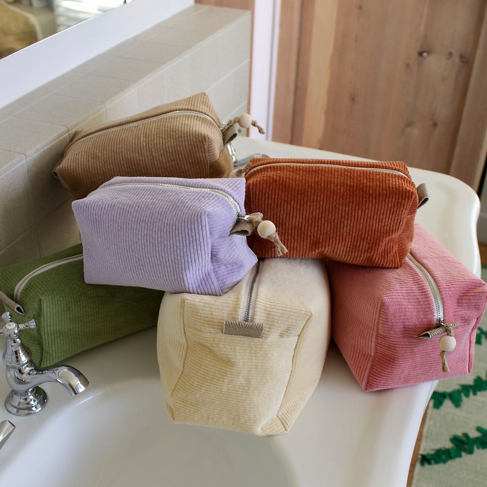 Miniature : Trousse de toilette Cube en velours côtelé, avec broderie