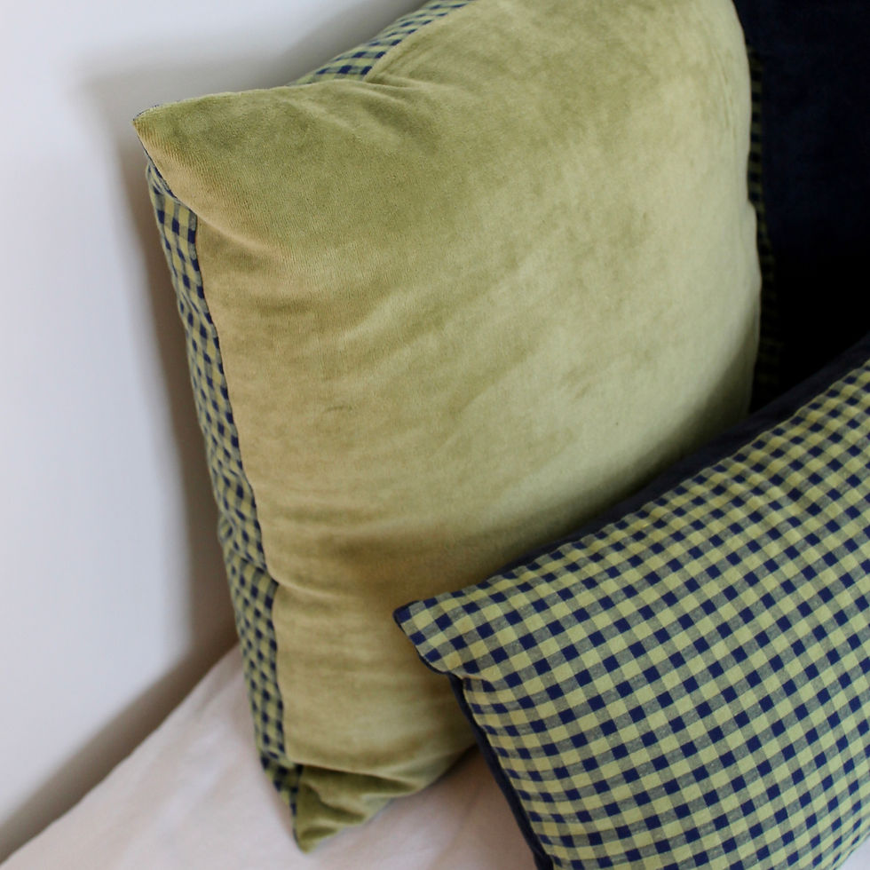 Thumbnail: Coussin carré velours vert / vichy
