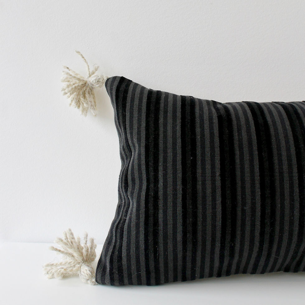 Thumbnail: Housse de coussin double face : velours rayé / lin naturel + pompons laine