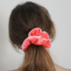 Chouchou oversized en velours de soie rose bonbon