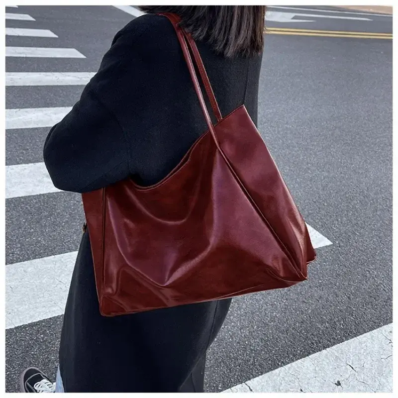 Thumbnail: Helena Tote Bag – Minimalist  Patent Leather