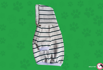 chompa beige a rayas-fondo verde.png