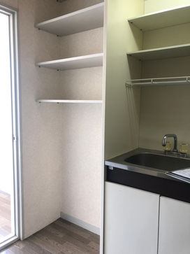 キッチン横　棚があります
