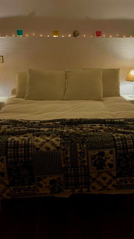 Descubre la perfecta escapada romántica en nuestra casa rural, donde el dormitorio está diseñado para ofrecerte bienestar y encanto. Con velas y luces LED, crea un ambiente acogedor para disfrutar de momentos inolvidables con tu pareja. Sumérgete en la magia de este espacio y haz realidad tus sueños de un retiro romántico perfecto en medio de la naturaleza. Tu alquiler vacacional en pueblos.