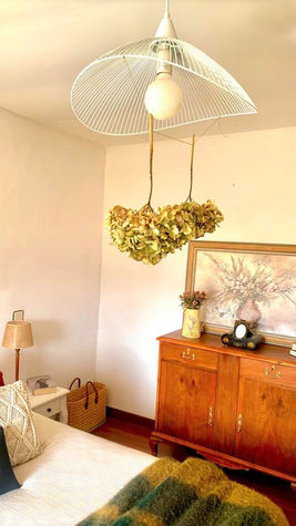Explora la elegancia vintage en nuestra habitación, con una cómoda antigua restaurada a su estilo original. Mil historias de vida en esta pieza única, que agrega un toque de encanto y distinción al espacio. Descubre la belleza atemporal de la decoración retro en nuestro alojamiento.