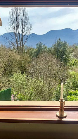 Disfruta de inspiradoras vistas a la montaña desde la ventana de tu habitación, donde las montañas y los árboles te saludan cada mañana. Encuentra la serenidad en medio de la naturaleza y haz de tu casa de vacaciones un refugio de tranquilidad y belleza escénica.