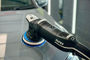 Car polishing with specialised machine