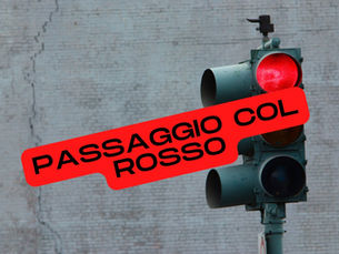 Passaggio col rosso e intralcio alla circolazione: cosa succede?