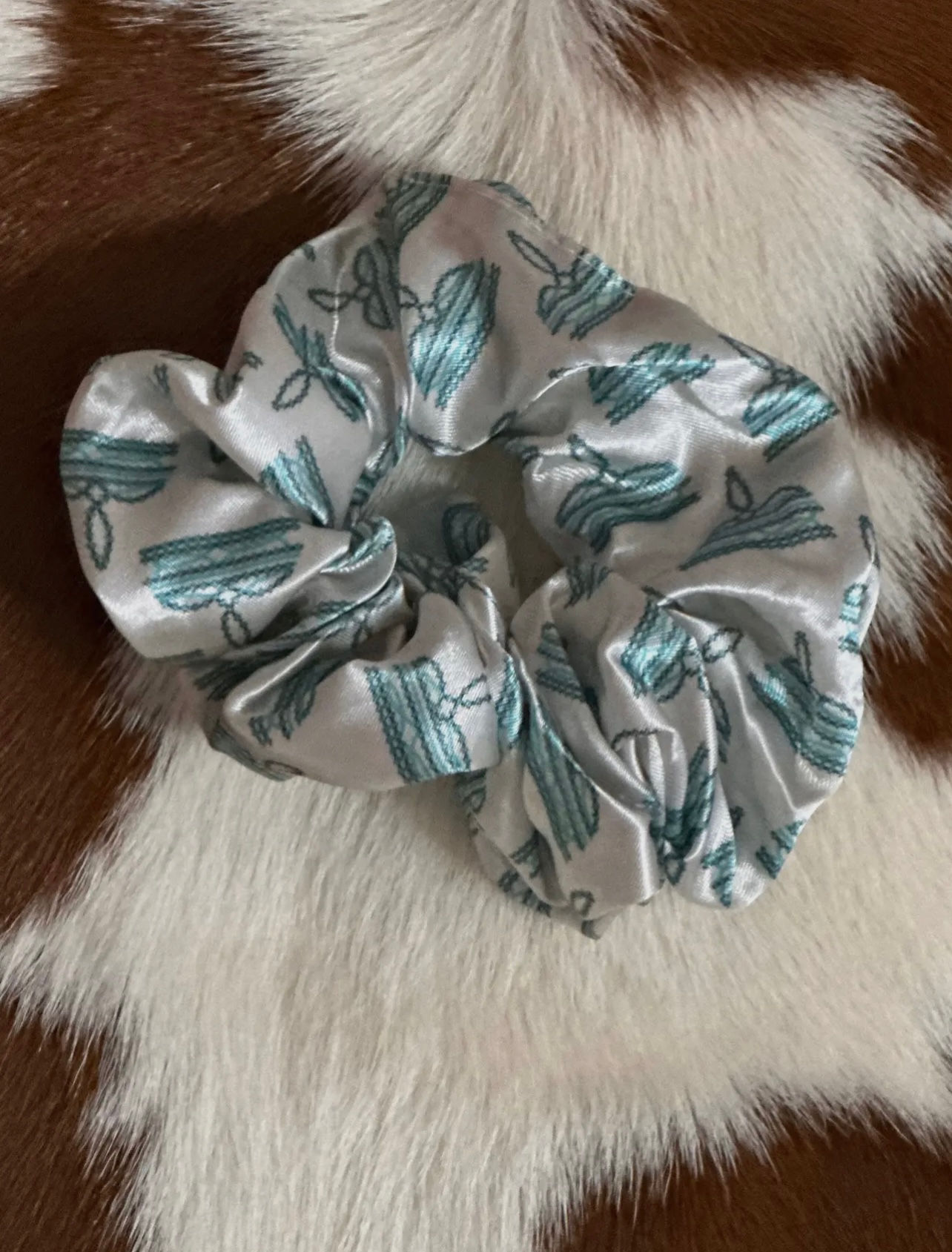 Boot stitch scrunchie 