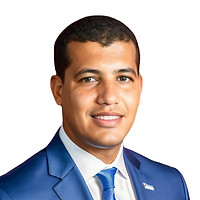 Foto do Psicólogo Jader Gonçalves, CRP 03/25328, vestindo um terno azul, blusa branca e gravata azul.