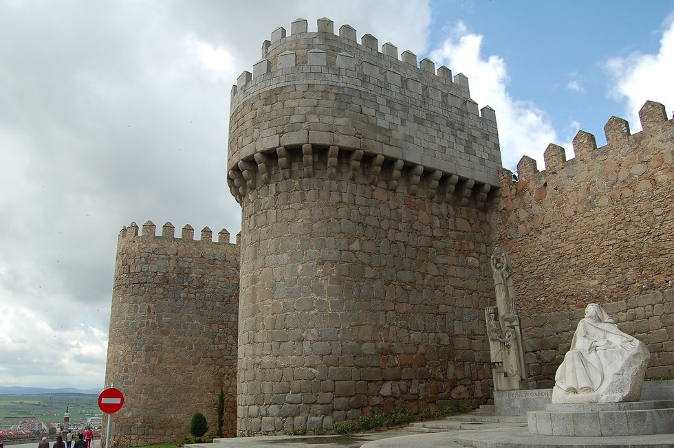 Estatua de Santa Teresa de Jesús sobre la muralla