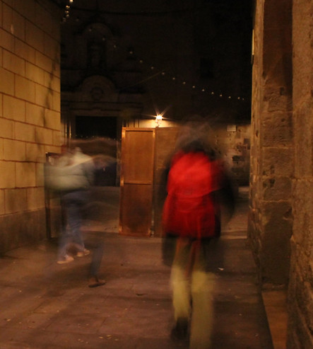 Violazione radicale del sacro Installazione site-specific 200x100x5 cm Porte di legno riciclate per le strade si Barcellona durata 42'00'' Gennaio 2022, Barcellona, Spagna Fotografie di: Aleksandra Zet