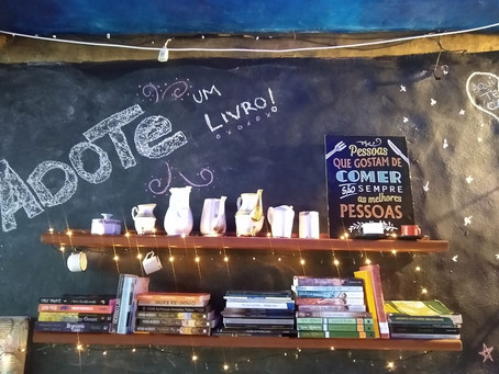 Café Camaleão e o espaço “adote um livro”