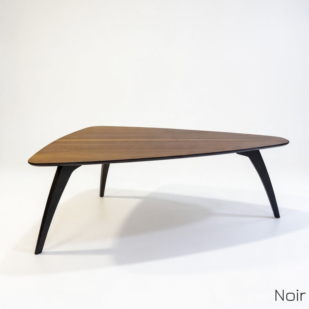 Table basse modèle V noyer américain, plateau triangulaire plaqué noyer vernis mat, pieds et chant noirs.