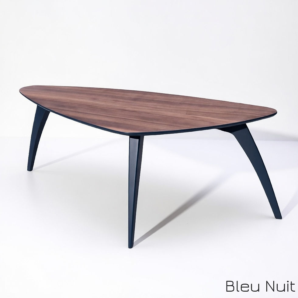 Miniature : Table basse modèle 2 plaqué noyer américain, forme triangulaire asymétrique, pieds et chant peints bleu nuit profond .