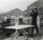 Imagen de Parker haciendo fotografías en una terraza de Jerusalén