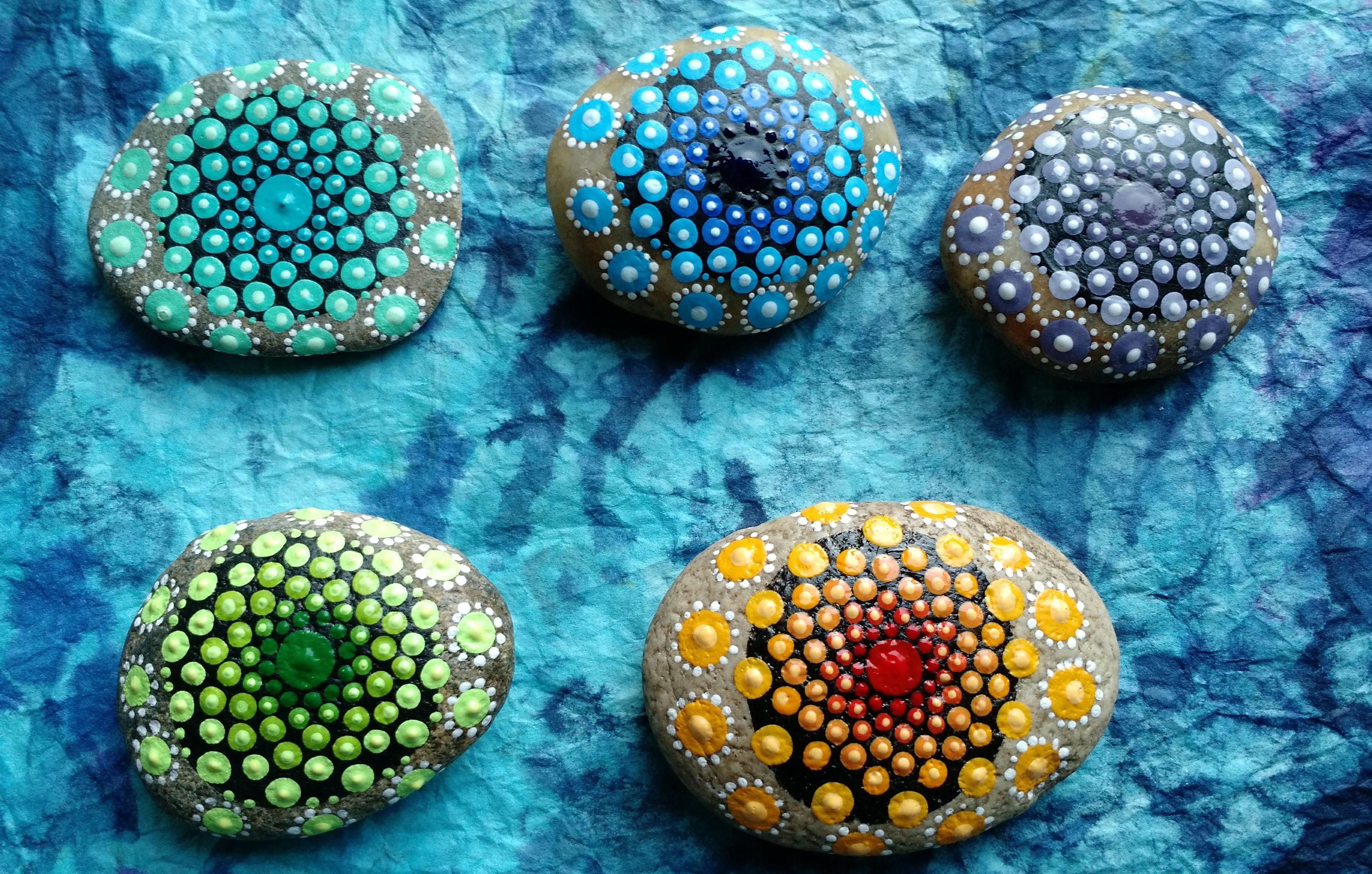 Festett csakrakövek