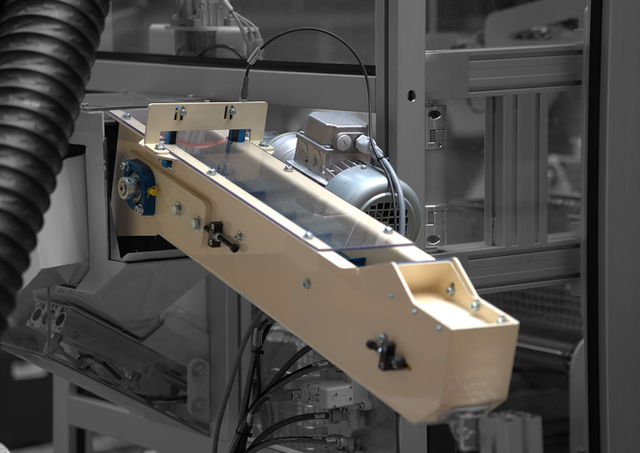 Convoyeur étanche incliné alimentant une machine spéciale