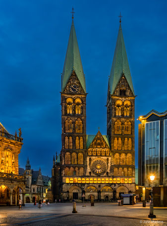 Sint Petri Dom Bremen in avondlicht