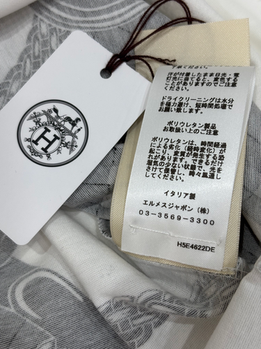 HERMES Tシャツ 新品 Gerade geschnittenes T-Shirt mit bestickter Tasche | Hermès