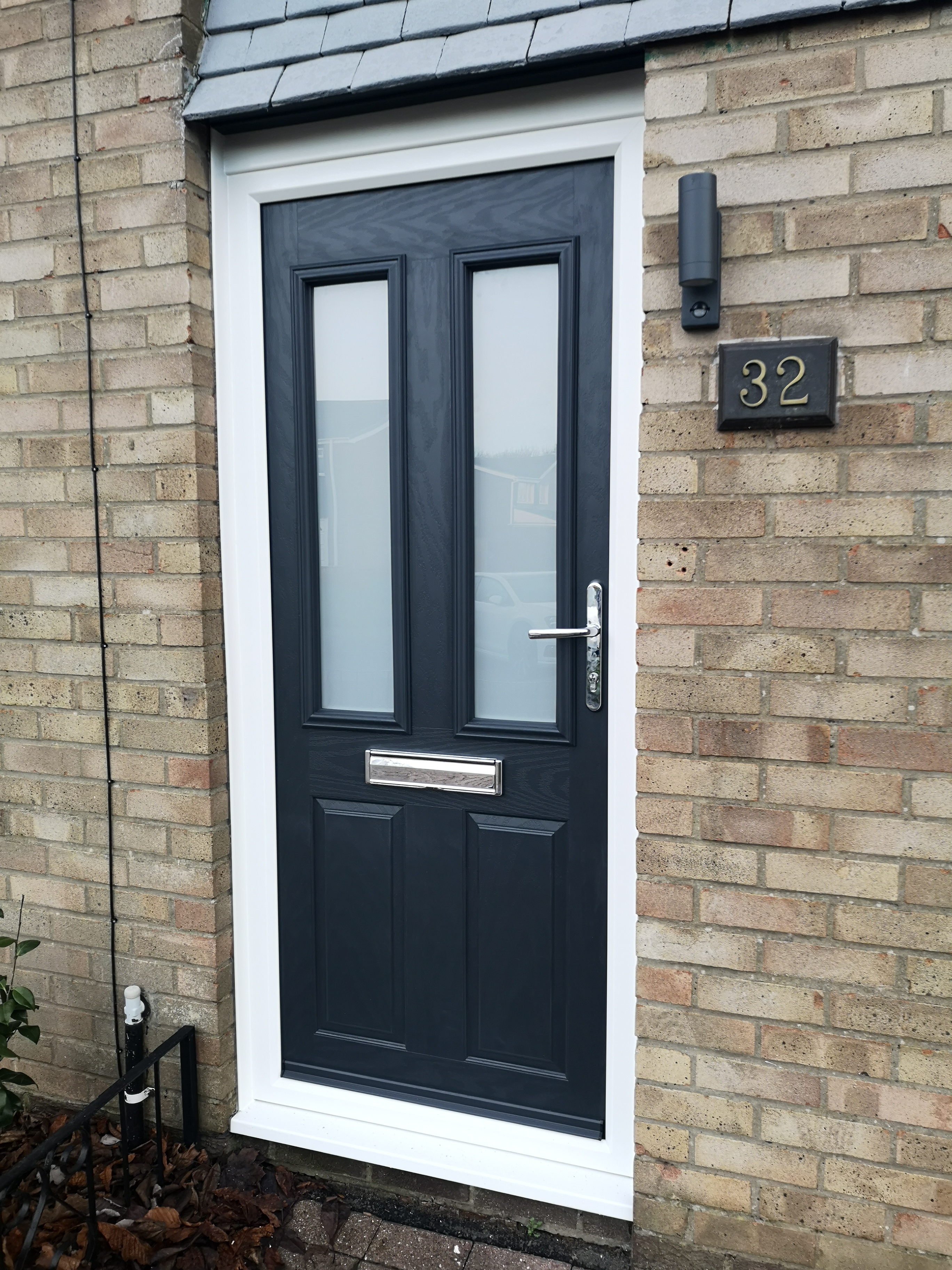 A simple Altmore 2 design with sandblast glass for privacy