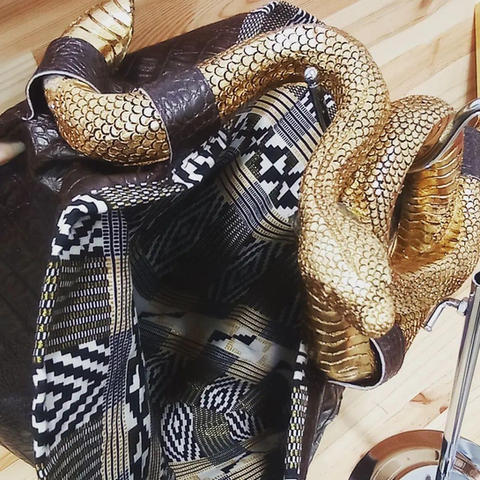 LA REPTILIENNE sac à main rélaiser avec uneAnse en forme de serpent et le corp du sac en c